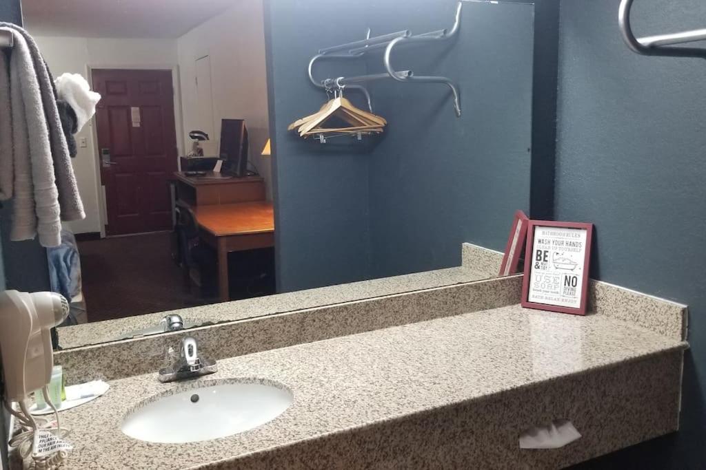 Hotel King Bed Hotel Room 120 Booking Stillwater Esterno foto