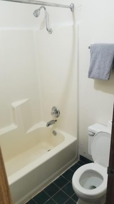 Hotel King Bed Hotel Room 120 Booking Stillwater Esterno foto