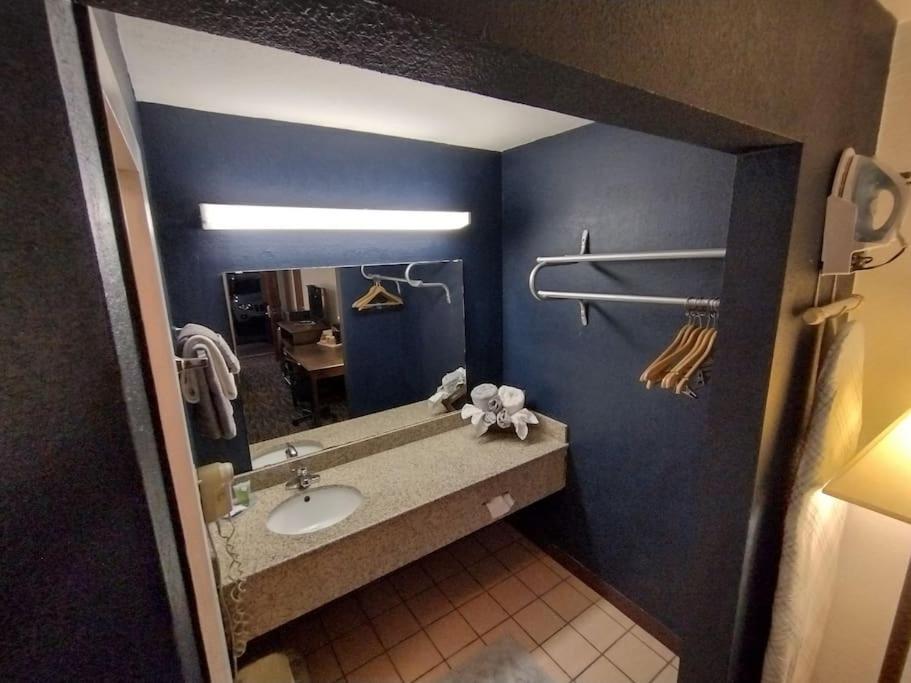 Hotel King Bed Hotel Room 120 Booking Stillwater Esterno foto